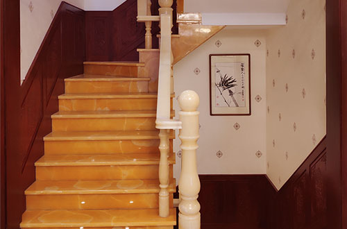 南丰镇中式别墅室内汉白玉石楼梯的定制安装装饰效果